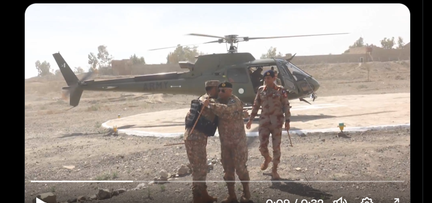 کمانڈر 12 کورکا آئی جی ایف سی بلوچستان (نارتھ)  کے ہمراہ پاک افغان سرحدی علاقوں کا جائزہ
