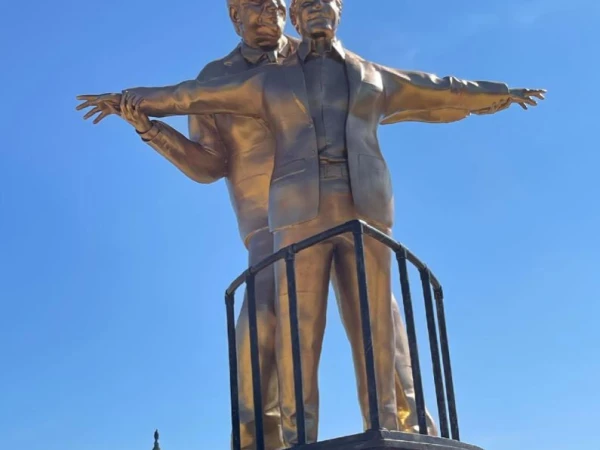 ٹرمپ اور ایپسٹین کا مزاحیہ مجسمہ واشنگٹن میں نصب