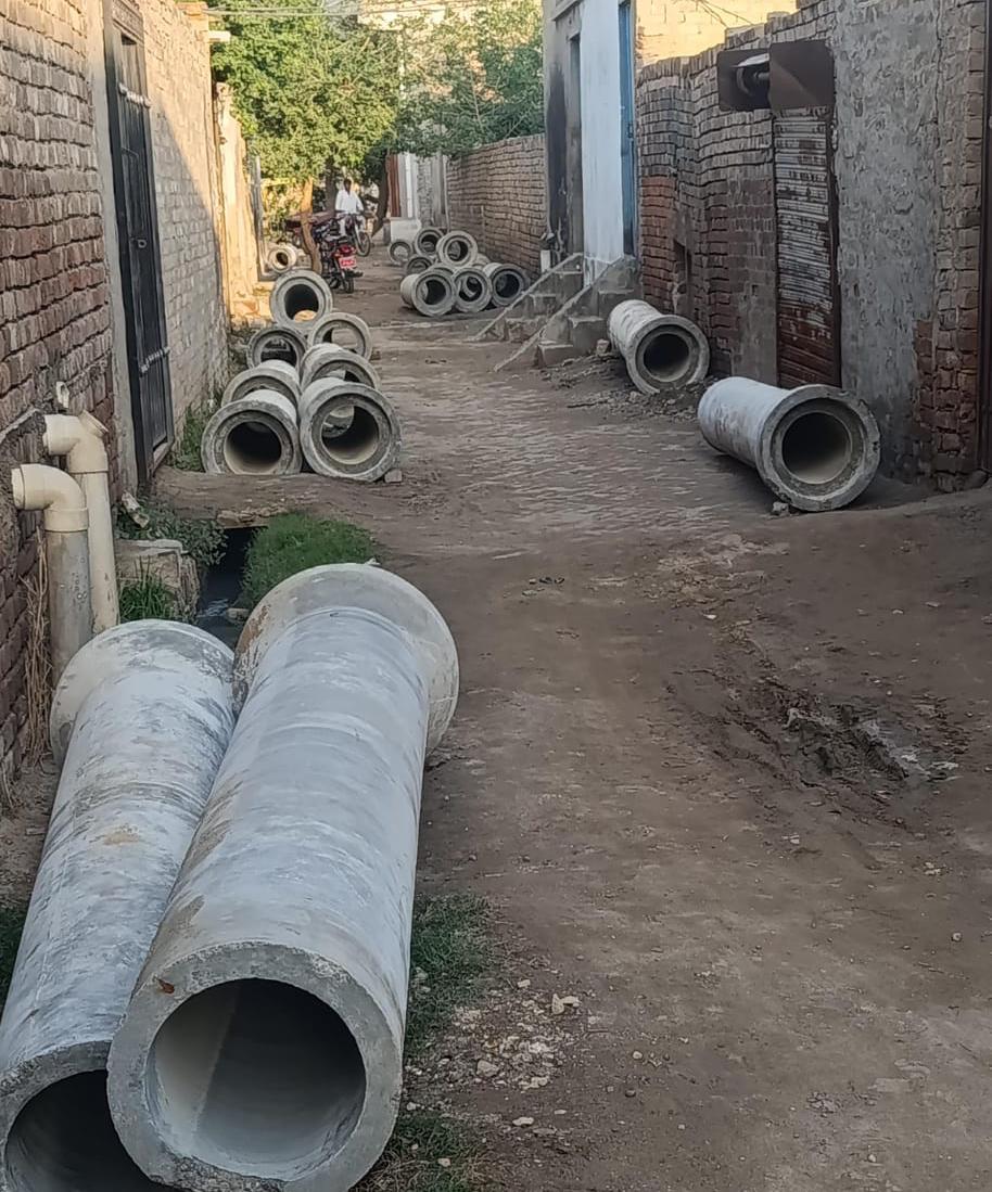 عبداللہ ٹاؤن میں سست رفتار ترقیاتی کام، شہری پانی میں گھر گئے