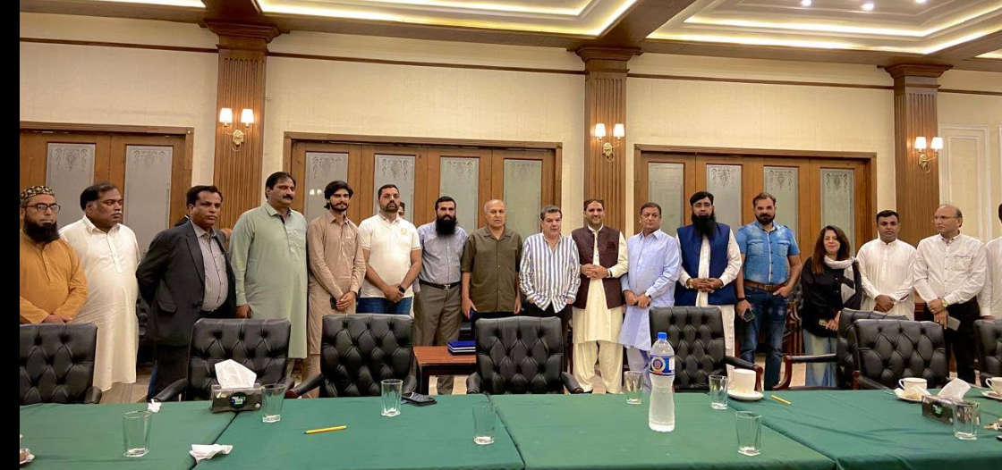 باغی رائیٹرز فورم کے اراکین کی سرپرست اعلیٰ مبشر لقمان کے ہمراہ تعارفی نشست